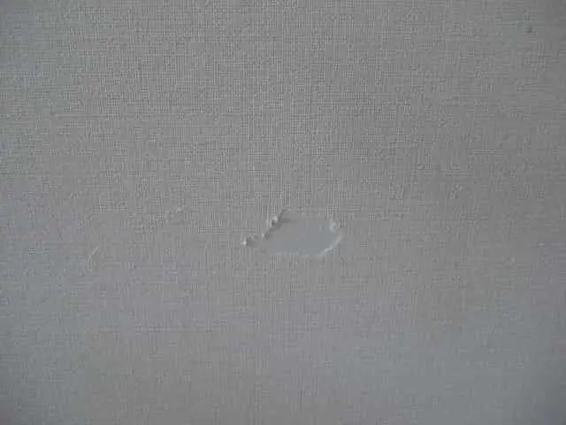現状は何かでこすったようなキズが壁紙についている様子
