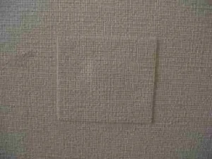 補修用の壁紙を重ねて四辺を切った状態