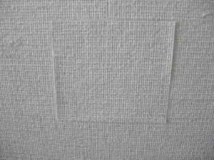 下の壁紙を剥がして、上に重ねた壁紙を貼った状態
