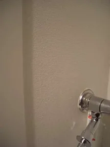 再利用した壁紙を使い部分補修をして、きれいになった状態