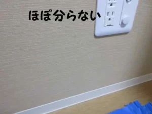 壁紙の簡易補修で、茶系のアクセントクロスに付いた軽いひっかき傷がほぼ分らない状態