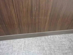 簡易補修で、木目の壁紙に付いたキズと剥がれが目立たなくなった状態