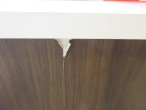 木目の壁紙の剥がれている状態