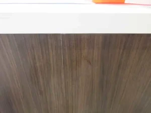 木目の壁紙が剥がれている場所を壁紙の簡易補修できれいになった状態