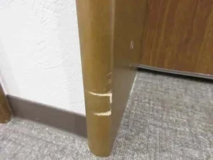 木枠にこすり傷が付いた状態