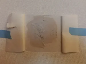 破損した下地をパテで補修した様子