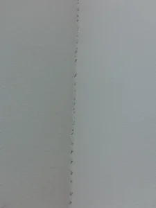 壁の隅（入り隅）の壁紙がよれている状態