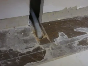 床を削って、きれいにコードが壁に入った様子