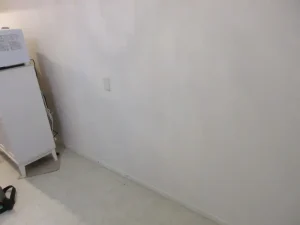 キッチンの壁紙を再利用して補修したので違和感がない様子