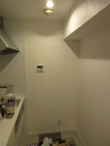 補修のために剥がしたキッチンの壁紙の場所