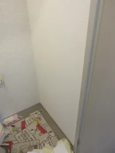 壁一面の壁紙を貼り替えた様子