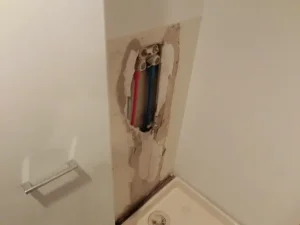 水道工事の後にできた壁穴の状態