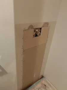 石膏ボードを床まで張り替えた様子