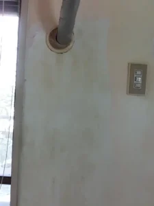 下地をパテ処理した様子