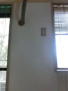 壁紙を上から下まで貼り替えた様子