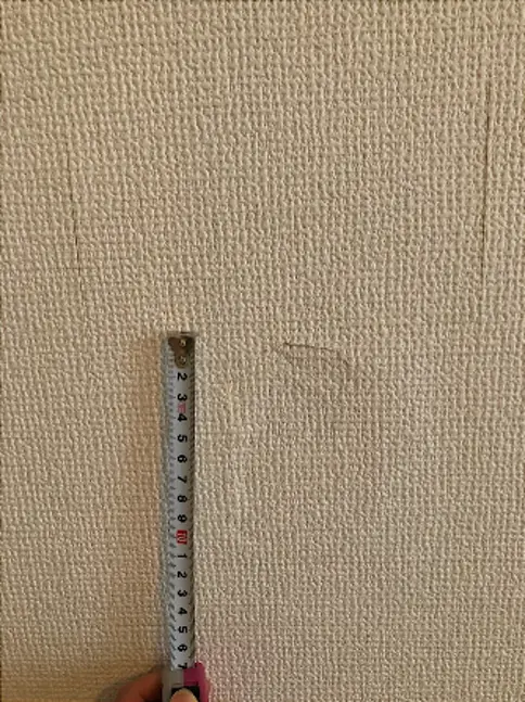 補修した箇所が凹んで、クロスの切れ目が見て分かる状態