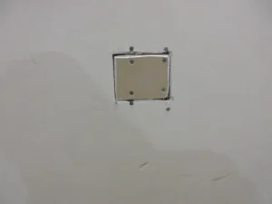 壁穴の石膏ボードを交換して塞いだ様子。