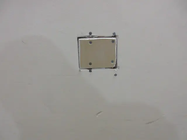 壁穴の石膏ボードを交換して塞いだ様子。