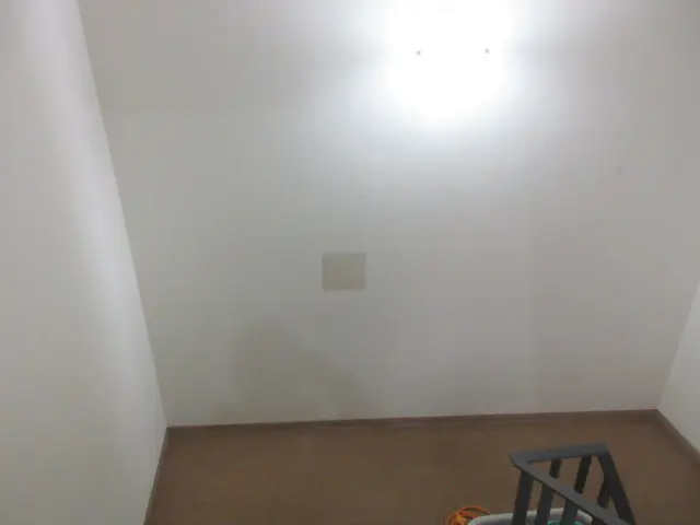 壁全体で補修箇所を見た様子。色の違いがはっきり分かります。