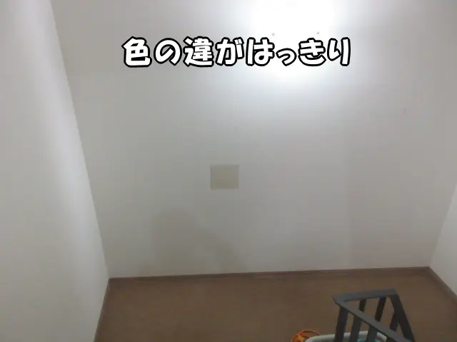 壁全体で補修箇所を見た様子。色の違いがはっきり分かります。
